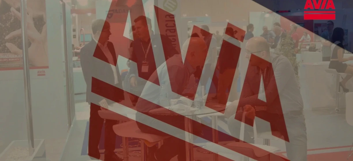 Obraz siedziby firmy z wyraźnym znakiem przedstawiającym logo "ONALNA KAW." Grafika i elementy reklamowe wyróżniają się na fasadzie budynku, symbolizując silną obecność firmy w branży. Siedziba firmy z logo ONALNA KAW, prezentująca solidną reklamę i grafikę.