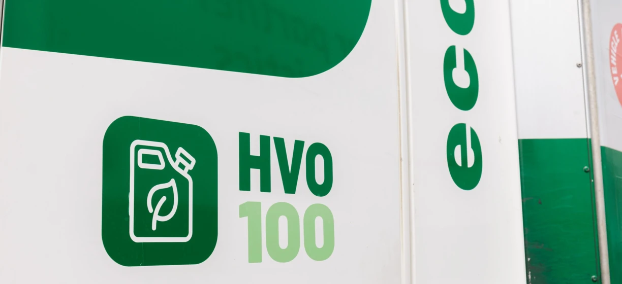 Logo marki Q na samochodzie dostawczym promującym korzystanie z paliwa HVO 100 eco2 do ekologicznych operacji.
