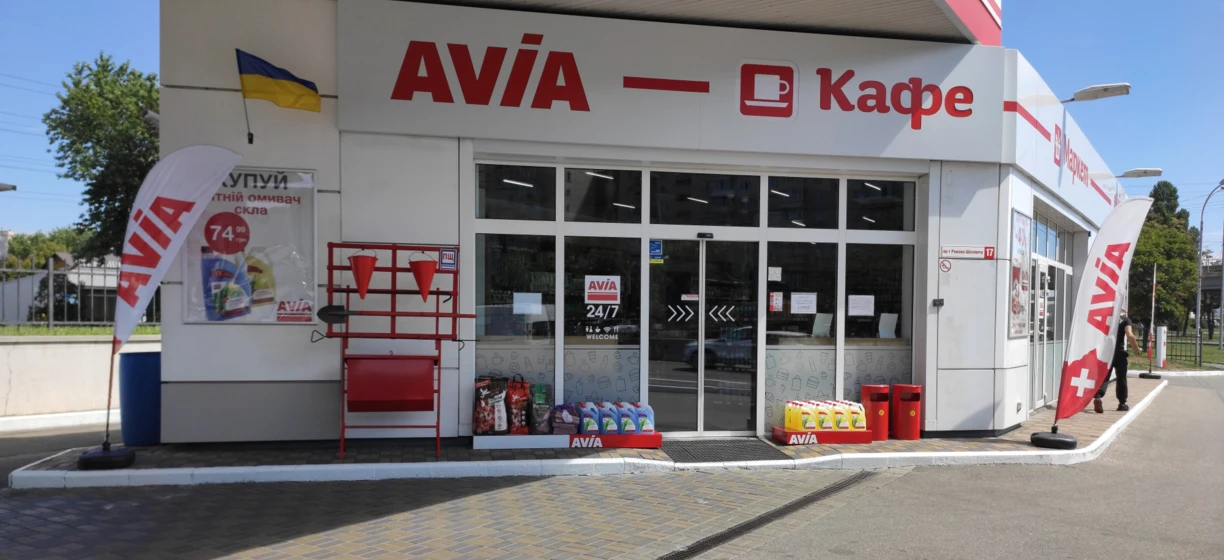 Advertisement for AVIA automotive parking and brake lights, featuring VIN number and 24/7 service. Hard limit: 120 characters.