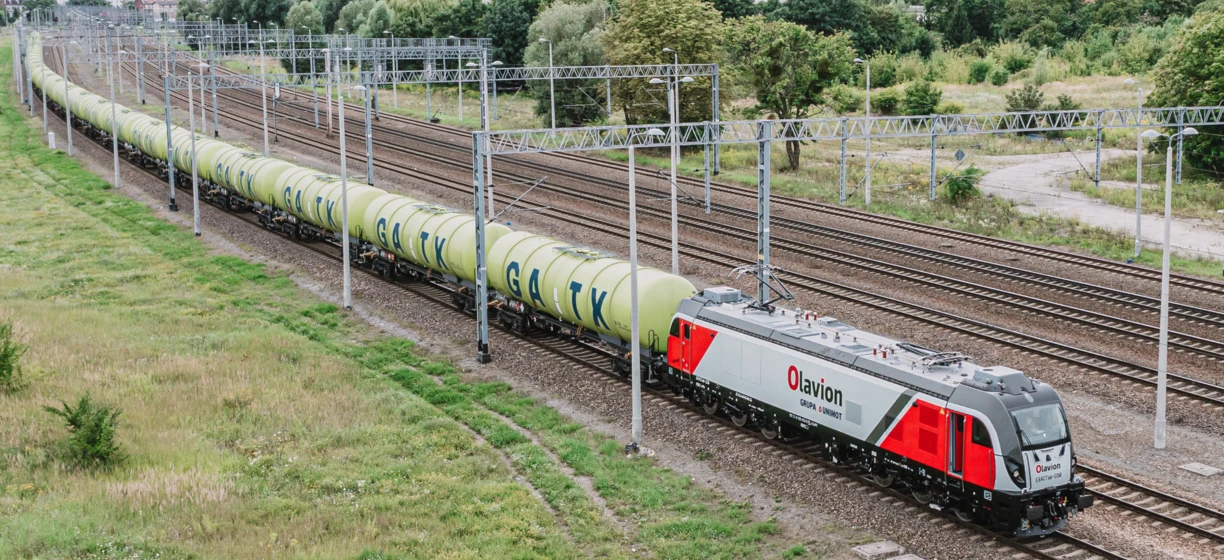 Nowoczesna lokomotywa elektryczna na torach, część systemu transportu publicznego. AAA-zatwierdzony tabor kolejowy przez Olavion.