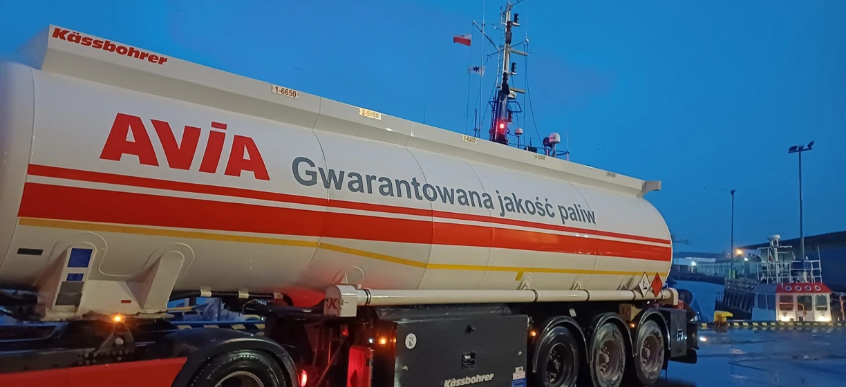 Commercial vehicle showcasing a fuel tank and automotive tire, with Kässbohrer branding. Mode of transport for freight, guaranteeing quality fuel. Kässbohrer 1000 from Karl Kässbohrer Fahrzeugwerke.