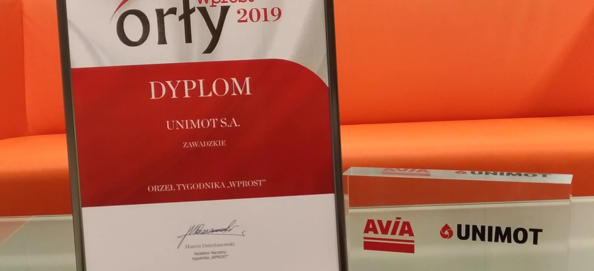 Graphic design award label for Wprost magazine featuring orange text and logo for UNIMOT S.A. in Zawadzie. Marcin Dzierzanowski, Editor-in-Chief, received the award on January 29, 2020.