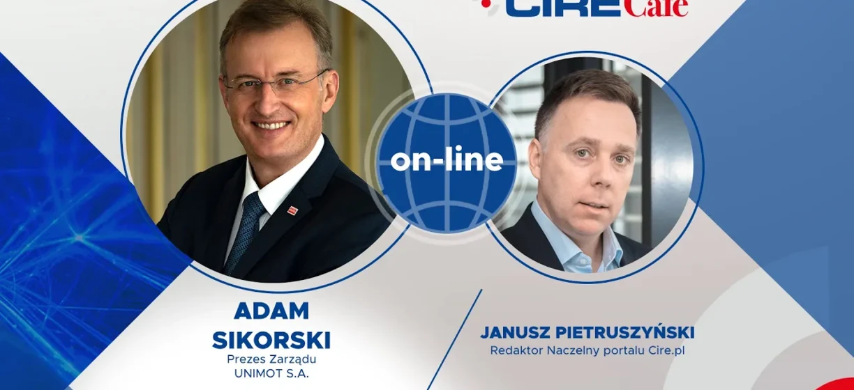 Biznesmen w garniturze i krawacie pracujący online. Słowa kluczowe: Garnitur, ubiór formalny, technologia, praca online, osoba biznesowa.