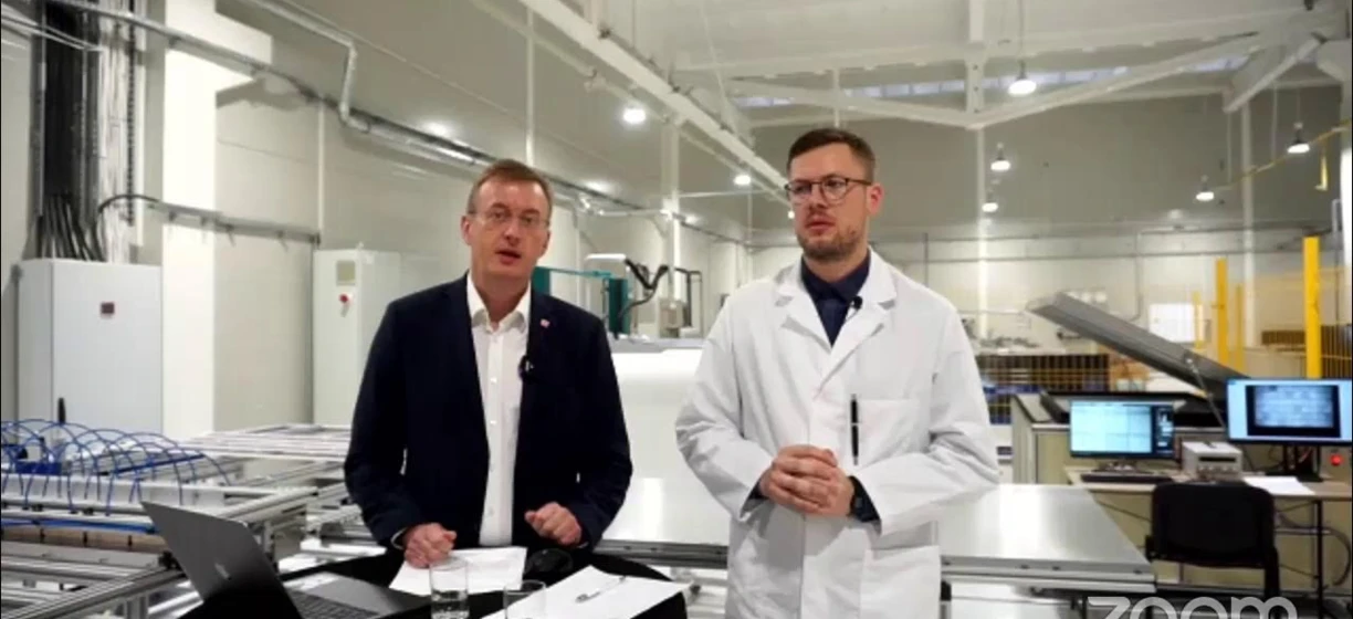 Naukowiec w białym płaszczu pracujący w laboratorium. Stanisław Bajorski, badacz w instytucie badawczym, korzystający z technologii w swojej pracy.