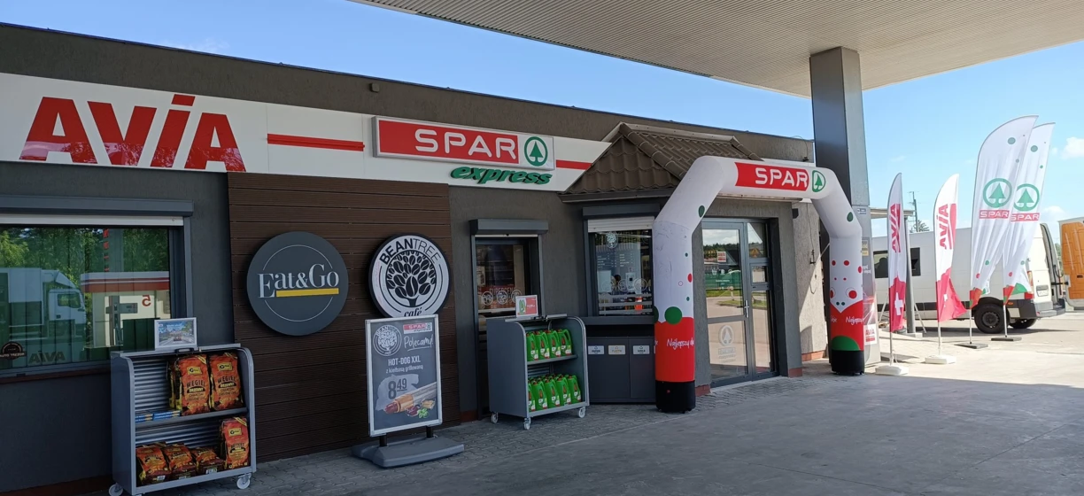 Zatankuj w stacji paliw SPAR express, gdzie możesz wybierać spośród różnych opcji, w tym kawy Fat&Go i kawiarni BEANTREE. Weź HOT-DOGA XXL, gdy czekasz aż twoje auto sportowe zatankuje benzynę z dystrybutora paliwa AVIA. #AVIA #SPAR #stacjapaliw #stacjatankowania