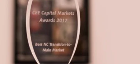 Obraz prestiżowego pucharu z tytułem "Nagrody 2017 dla najlepszego przeskoku z rynku wtórnego na rynek główny NC" na ceremonii CEE Capital Markets Awards 2017. Wyróżnienie wybitnych osiągnięć na rynkach kapitałowych.