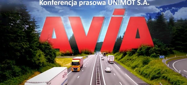 Konferencja prasowa dla UNIMOT S.A. 15 kwietnia 2020 roku, obejmująca reklamę na poboczu autostrady podczas podróży samochodem.