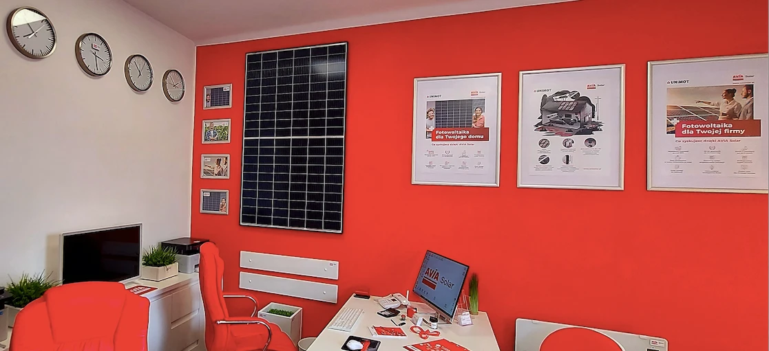 Interior design with modern office furniture including a desk, computer monitor, and office chair. Elevate your workspace with AVIA Solar and UNIMOT Fotowoltaika for your home or business.