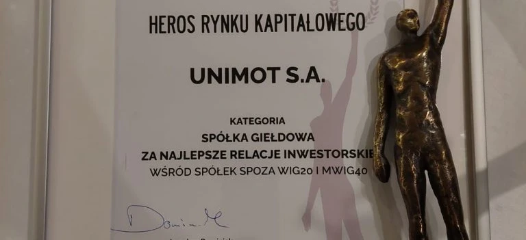 Ceremonia rozdania nagród z Trofeum Dla Reklamy na podium - Stowarzyszenie Inwestorów Indywidualnych prezentuje NAGRODĘ HEROS RYNKU KAPITAŁOWEGO dla UNIMOT S.A. za najlepsze relacje inwestorskie wśród firm spoza WIG20 i MWIG40.