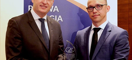 Uśmiechnięty pracownik biurowy w eleganckim garniturze i marynarce, kompletny z koszulą i krawatem. Słowa kluczowe: Kołnierz, Odzież wierzchnia, Płaszcz.