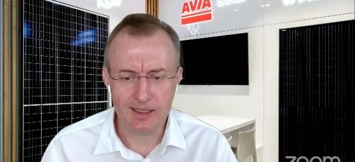 Czyste i nowoczesne urządzenie wyświetlające technologię AVÍA Solar, zaprojektowane przez Adama Sikorskiego dla SD Eibar.