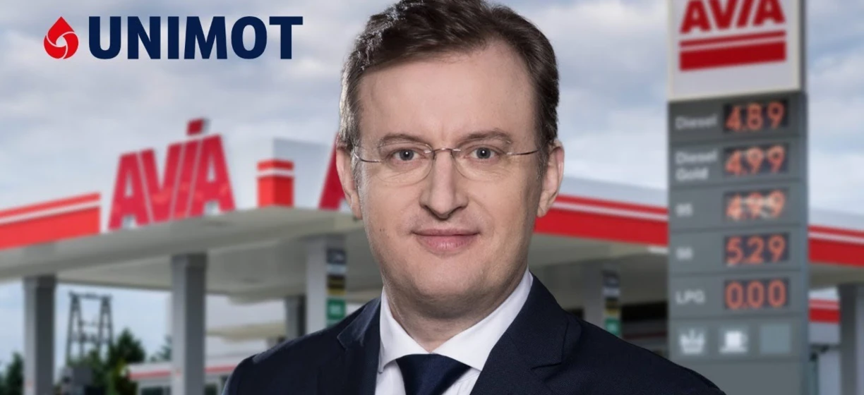 Reklama usług paliwowych UNIMOT z pompami AVIA i opcjami LPG. Loga marek i ceny wyświetlane wyraźnie.