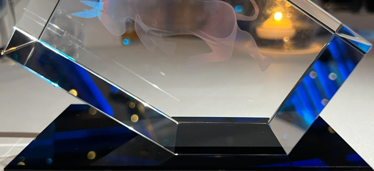 Srebrny puchar w szklanej gablocie z logo UNIMOT za najlepsze relacje inwestorskie w nagrodach Market Heroes 2022.