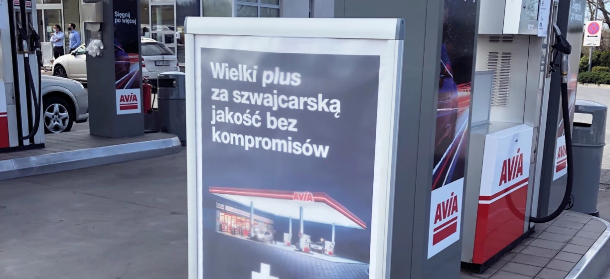 Reklama zewnętrzna dla AVIA promująca złote paliwo diesel. Sięgnij po wyższą jakość bez kompromisów. Odwiedź www.aviapoland.pl po więcej informacji.