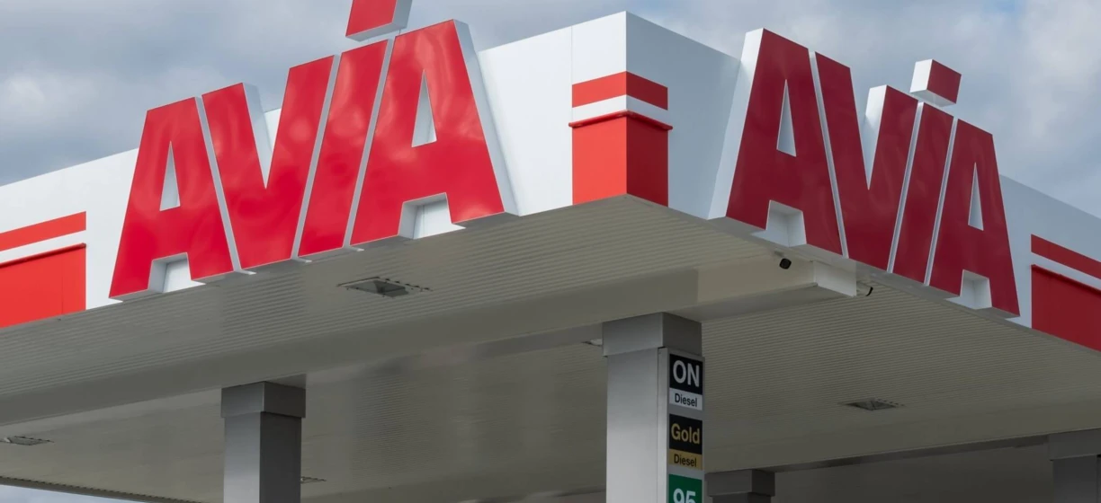 Image of various vehicles parked at a filling station with fuel options like Diesel 95, Diesel 98, Diesel 96 from AVIA and AVA.