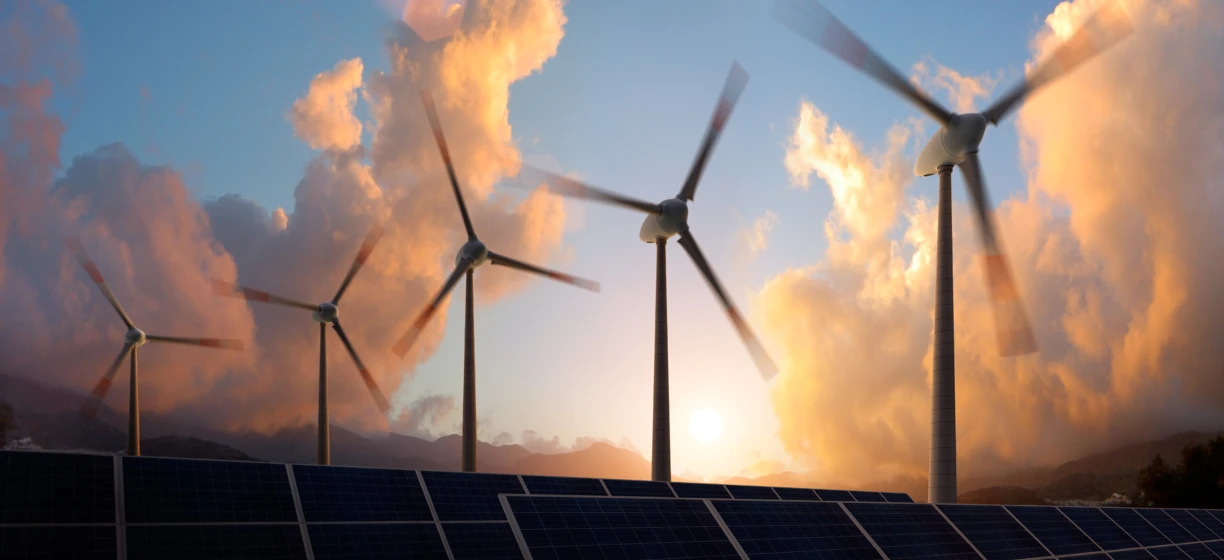 Nowoczesna turbina wiatrowa na farmie wiatrowej wykorzystująca energię wiatru do generowania elektryczności podczas nasłonecznienia.