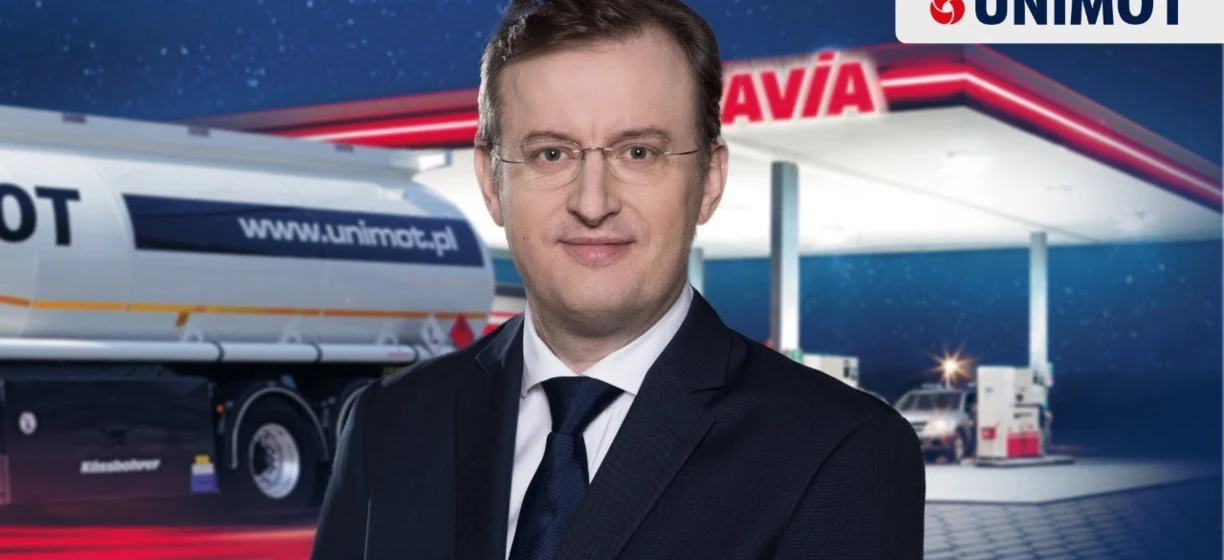 Reklama pojazdów użytkowych od UNIMOT z udziałem ciężarówki od Kassbohrer i AVÍA. Odwiedź www.unimot.pl, aby uzyskać więcej informacji na temat usług OT.