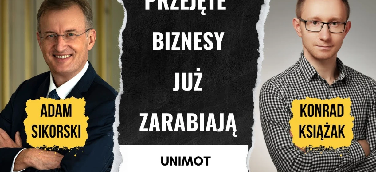 Mężczyzna w eleganckim ubraniu, noszący okulary i krawat, wyglądający szczęśliwy. Sukces biznesowy z Adamem Sikorskim i Konradem Książakiem w Unimocie.