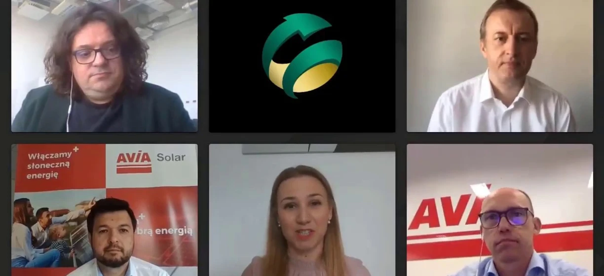 Logo firmy AVA Solar, promującej współpracę i możliwości zatrudnienia w dziedzinach multimedialnych. Specjalizują się w pozyskiwaniu energii słonecznej. Włączamy słoneczną energię.