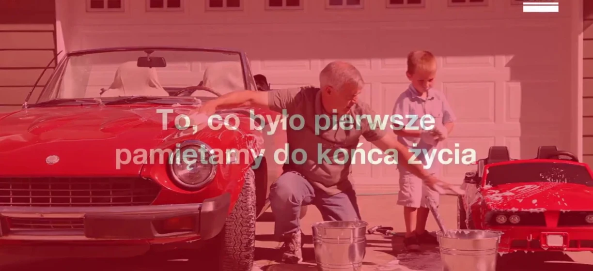 Klasyczny kabriolet z podniesionym dachem na drodze. Elegancka zderzak i drzwi samochodu dodają luksusowego charakteru.