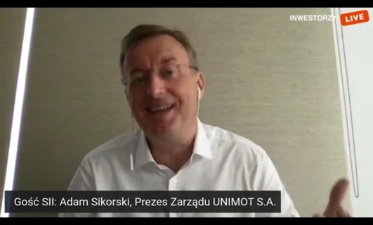 Osoba prowadząca biznes wygłaszająca przemówienie, gestykulująca pewnie w gładkiej koszuli. Gość na wydarzeniu SII: Adam Sikorski, CEO UNIMOT S.A. #InvestorLive #PrezentacjaBiznesu