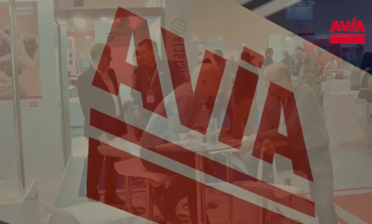 Obraz siedziby firmy z wyraźnym znakiem przedstawiającym logo "ONALNA KAW." Grafika i elementy reklamowe wyróżniają się na fasadzie budynku, symbolizując silną obecność firmy w branży. Siedziba firmy z logo ONALNA KAW, prezentująca solidną reklamę i grafikę.