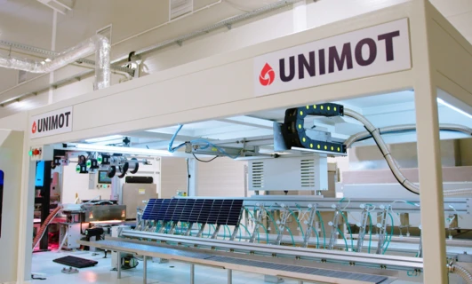 Prezentacja najnowocześniejszej technologii w maszynach inżynieryjnych na wystawie UNIMOT, prezentująca materiały takie jak stal, plastik i aluminium w przemyśle.