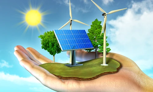 Nowoczesna turbina wiatrowa i panel słoneczny generujący energię odnawialną. Zielona technologia w działaniu na farmie wiatrowej i kolektorze słonecznym termicznym.