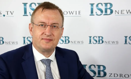 Profesjonalny pracownik umysłowy noszący okulary i eleganckie ubranie, oglądający telewizję w salonie optycznym.
