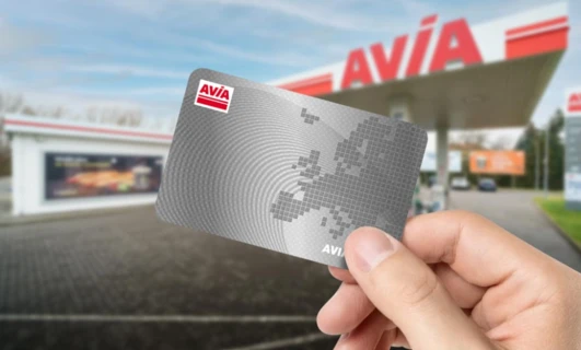 Eleganckie i nowoczesne logo AVIA wyświetlane na znaku z wytłoczonymi grafikami. Doskonałe do projektów reklamowych i graficznych.