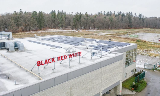 Alternatywny tekst: Zimowy krajobraz z mrozem pokrywający stalowe materiały budowlane od BLACK RED WHITE w kolorach czarnym, czerwonym i białym.