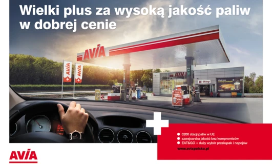 Reklama stacji benzynowych AVIA oferująca wysokiej jakości paliwo w atrakcyjnej cenie, ze szczególnym uwzględnieniem kawy i przekąsek. Polski tekst promujący markę i jej oferty.