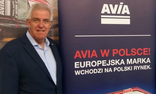 Image alt-text: AVIA logo advertising for their racing brand entering the Polish market. Europejska marka – AVIA in Polsce!