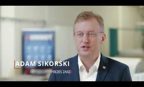 Mężczyzna noszący okulary i elegancką odzież, z białym kołnierzykiem i żakietem, reprezentujący Adama Sikorskiego, dyrektora generalnego. Dbając o wzrok i profesjonalizm.