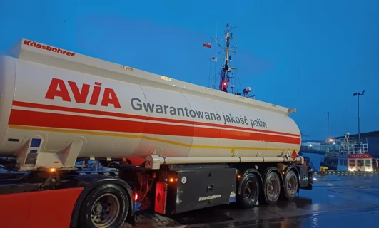 Alternatywny tekst obrazu: Pojazd dostawczy z oznaczeniem AVIA i Kässbohrer, wyposażony w opony samochodowe, zbiorniki paliwa i zdolności transportu towarów. Gwarantowane wysokiej jakości paliwo.