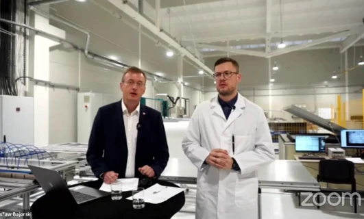 Naukowiec w białym płaszczu pracujący w laboratorium. Stanisław Bajorski, badacz w instytucie badawczym, korzystający z technologii w swojej pracy.