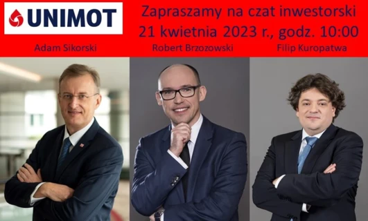 Dwóch biznesmenów ubranych w formalne stroje z marynarkami, krawatami i koszulami w trakcie dyskusji na spotkaniu biznesowym. Logo UNIMOT jest widoczne.