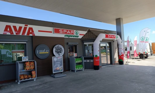 Zatankuj w stacji paliw SPAR express, gdzie możesz wybierać spośród różnych opcji, w tym kawy Fat&Go i kawiarni BEANTREE. Weź HOT-DOGA XXL, gdy czekasz aż twoje auto sportowe zatankuje benzynę z dystrybutora paliwa AVIA. #AVIA #SPAR #stacjapaliw #stacjatankowania
