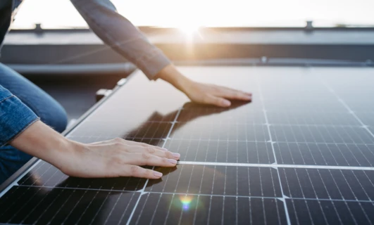 Panel kolektora termicznego słonecznego wykorzystującego energię słoneczną do zasilania zaawansowanej technologii.