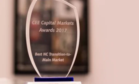 Obraz prestiżowego pucharu z tytułem "Nagrody 2017 dla najlepszego przeskoku z rynku wtórnego na rynek główny NC" na ceremonii CEE Capital Markets Awards 2017. Wyróżnienie wybitnych osiągnięć na rynkach kapitałowych.