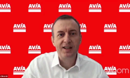 Kolaż logo z wyrazem "AVÍA" oraz różnymi wariantami pisowni. Przez Adama Sikorskiego. AVIAOM, SD Eibar.