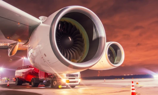 Zbliżenie na potężny silnik odrzutowy na samolocie, symbolizujący innowację i precyzję inżynierii lotniczej. Turbina błyszczy w świetle słonecznym, gotowa do kolejnego lotu. #Lotnictwo #InżynieriaLotnicza #SilnikOdrzutowy