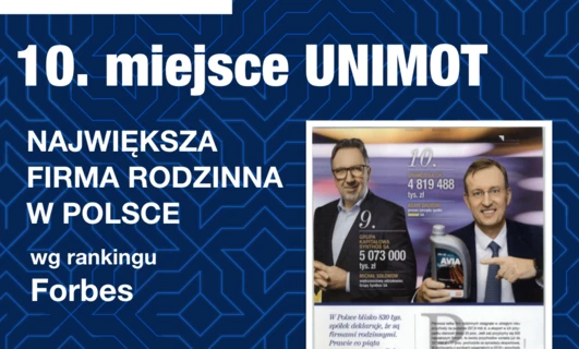 Obraz pracownika biurowego w garniturze z logo UNIMOT. Tekst w języku polskim omawiający rankingi najlepszych rodzinnych przedsiębiorstw w Polsce. Słowa kluczowe: Pracownik biurowy, Reklama, Garnitur, Logo, Biznesmen, UNIMOT.
