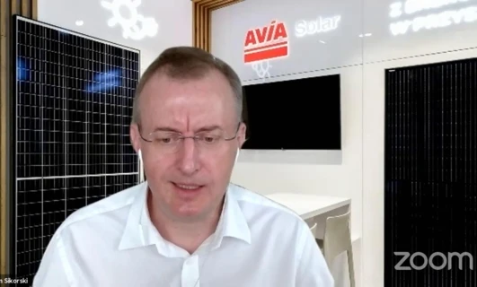 Czyste i nowoczesne urządzenie wyświetlające technologię AVÍA Solar, zaprojektowane przez Adama Sikorskiego dla SD Eibar.