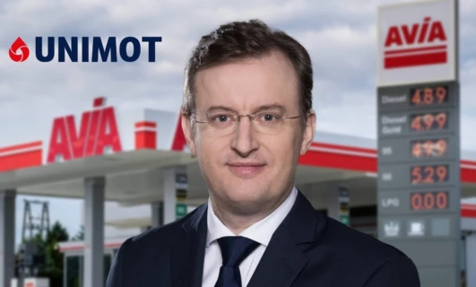 Reklama usług paliwowych UNIMOT z pompami AVIA i opcjami LPG. Loga marek i ceny wyświetlane wyraźnie.