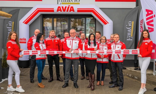 Reklama logo dla AVIA z hasłami takimi jak "2DINATURALNIE" i "Fat&Go". W obrazie widoczne są różne warianty brandingu AVIA.
