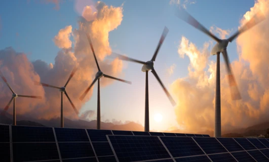 Nowoczesna turbina wiatrowa na farmie wiatrowej wykorzystująca energię wiatru do generowania elektryczności podczas nasłonecznienia.