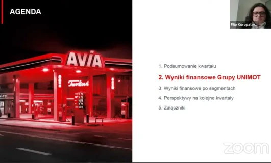 Alternatywny tekst: Obraz wypełnionej agendy z wyrazami kluczowymi, w tym reklama, logo, stacja paliw oraz tekst w języku polskim dotyczący wyników finansowych i przyszłych perspektyw.