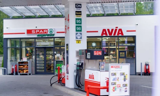 Zatankuj swoje SUV na stacji benzynowej z różnymi opcjami benzyny, w tym ON, Diesel, Gold i inne. Wygodne miejsca parkingowe dostępne obok dystrybutora paliwa dla szybkiego postoju.