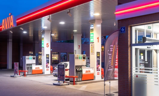 Znak stacji benzynowej Neon AVÍA z dystrybutorem paliwa i elektronicznym oznakowaniem z logo SD Eibar. Odwiedź Eat&Go na szybki postój!